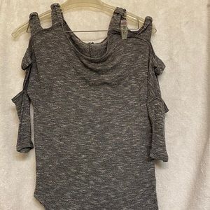 Open shoulder slit sweater top